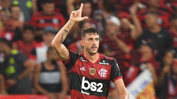 Gustavo Henrique é, até o momento, uma grande decepção no Flamengo, mas tem briga pela ponta: Michael e Léo Pereira estão na briga. 