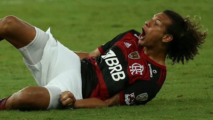 Arão não é zagueiro, logo...