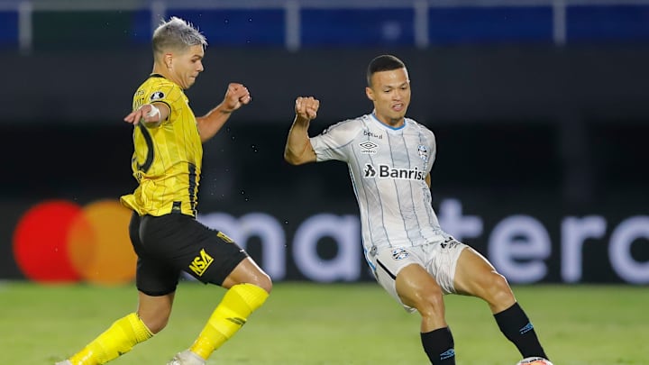 Lucas Araújo, meio-campista de 21 anos, rescindiu seu contrato com o Grêmio e foi anunciado pelo Bahia. Lucas Araújo, meio-campista de 21 anos, rescindiu seu contrato com o Grêmio e foi anunciado pelo Bahia.