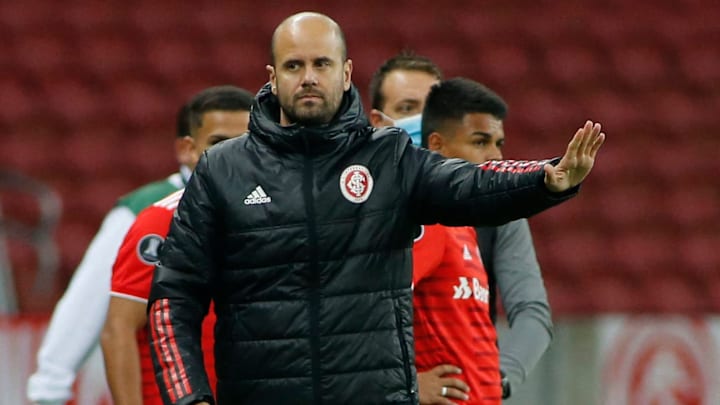 Treinador foi demitido após eliminação na Copa do Brasil Treinador foi demitido após eliminação na Copa do Brasil