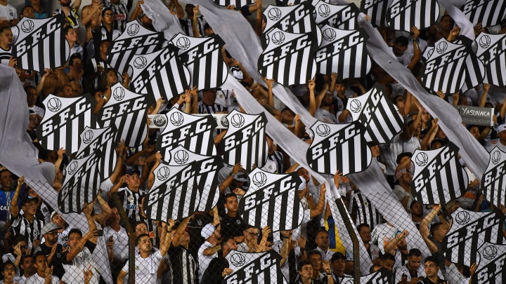 Torcida não estava presente no estádio, mas com certeza ficaria 'ensandecida' com o gol que nem Pelé fez. Torcida não estava presente no estádio, mas com certeza ficaria 'ensandecida' com o gol que nem Pelé fez.