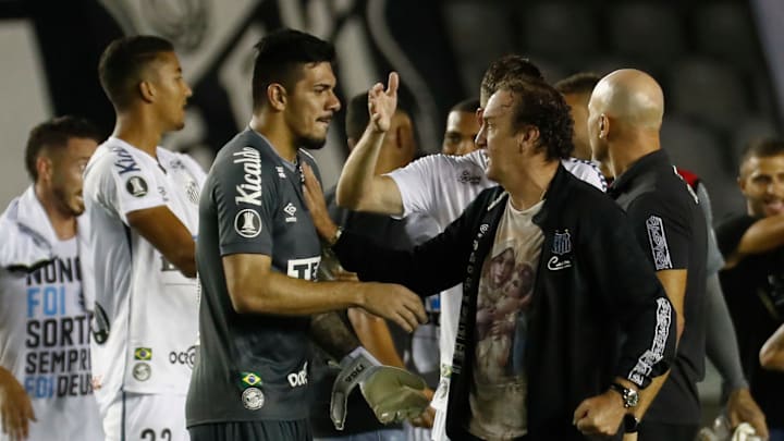 Cuca diz que sentiu John abatido e revela quem vai ser o goleiro do Santos até o final do Brasileirão. 
