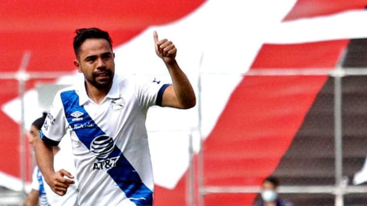 George Corral celebra un gol con el Puebla.