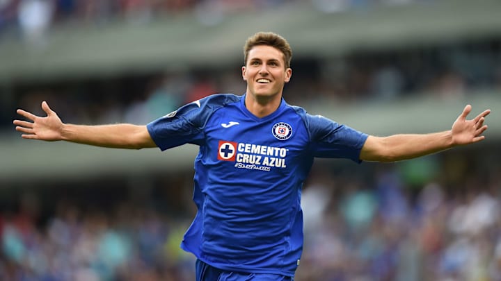 Santiago Giménez festeja un gol en partido entre Cruz Azul y Pachuca.