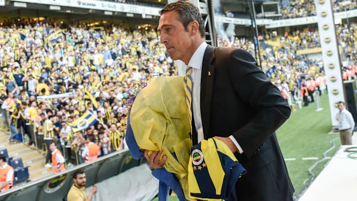 Ali Koç, Fenerbahçe formasını elinde tutuyor. Ali Koç, Fenerbahçe formasını elinde tutuyor.