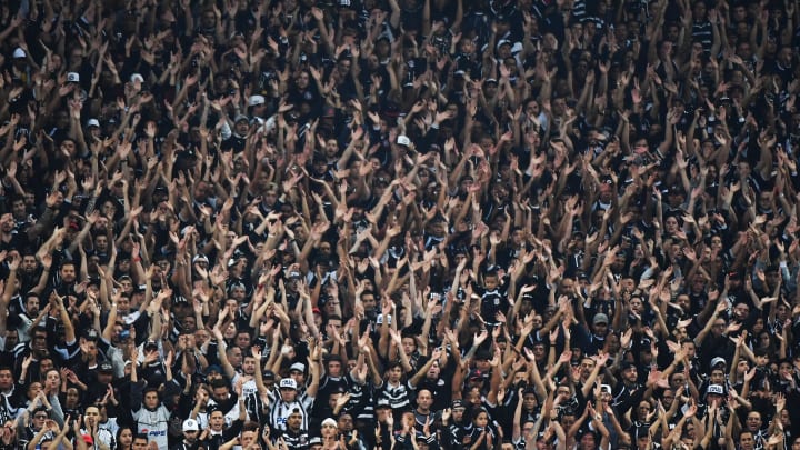 Gaviões da Fiel propõe, e Corinthians aceita debater vaquinha virtual para pagar o financiamento da Neo Química Arena.  