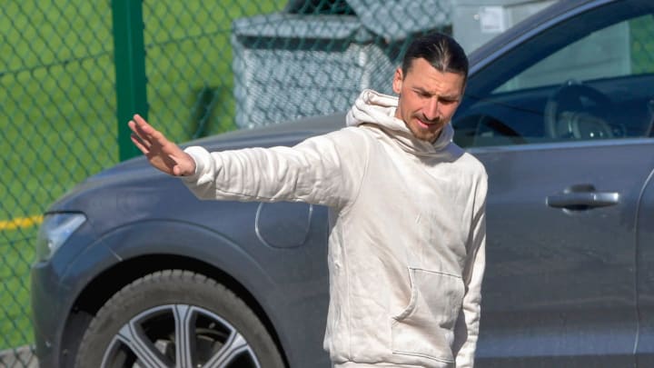  Zlatan Ibrahimovic manejaba su nuevo vehículo sin autorización de circular