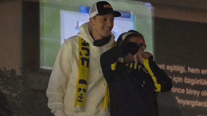 Mesut Özil karşılaşmayı takip ediyor. Mesut Özil karşılaşmayı takip ediyor.