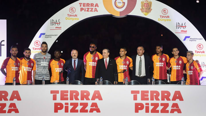 Yeni transferlerin imza töreninde Mustafa Cengiz Yeni transferlerin imza töreninde Mustafa Cengiz