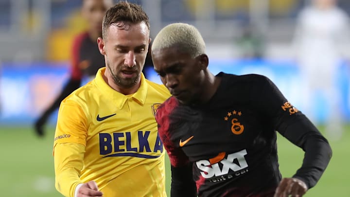 Henry Onyekuru ile Endri Çekiçi arasındaki ikili mücadele Henry Onyekuru ile Endri Çekiçi arasındaki ikili mücadele