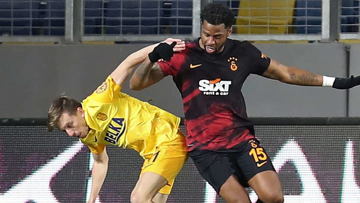 Ryan Donk ikili mücadelede Ryan Donk ikili mücadelede