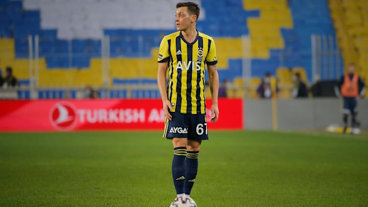 Mesut Özil topun başında. Mesut Özil topun başında.