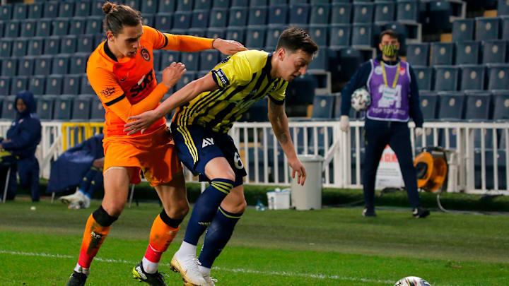 Taylan Antalyalı ile Mesut Özil arasındaki ikili mücadele Taylan Antalyalı ile Mesut Özil arasındaki ikili mücadele