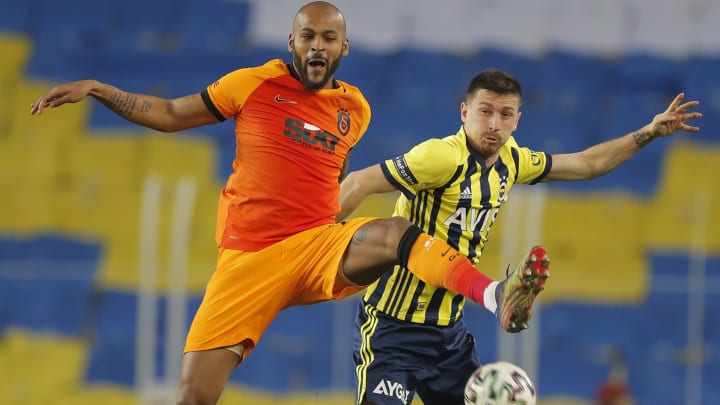 Mert Hakan Yandaş, Marcao ile ikili mücadelede. Mert Hakan Yandaş, Marcao ile ikili mücadelede.