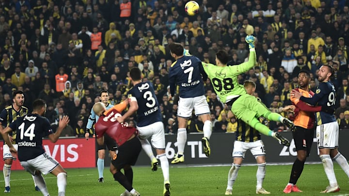 Ceza sahası içinde karambol Ceza sahası içinde karambol