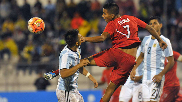 O jogador é uma das jovens promessas do futebol peruano.
