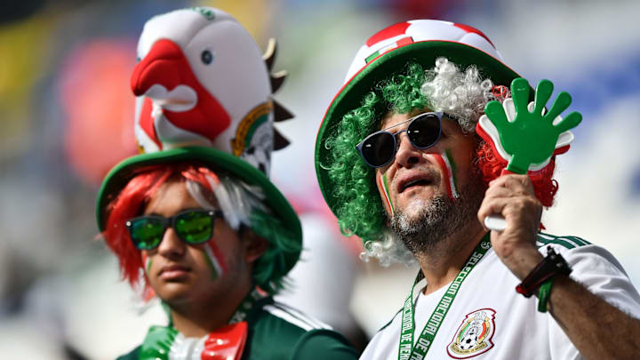 Aficionados aztecas alientan al Tricolor. Aficionados aztecas alientan al Tricolor.