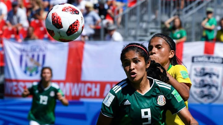 Daniela Espinosa de México disputando el balón