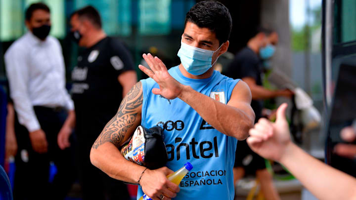 Vários atletas foram diagnosticados com o novo coronavírus em suas seleções. 