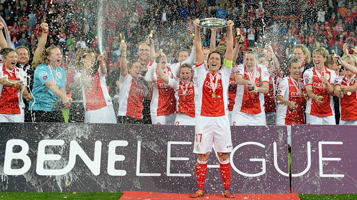 La Belgique et les Pays-Bas dans un même championnat de foot ? Les garçons en rêvent, les filles l'ont fait. La Belgique et les Pays-Bas dans un même championnat de foot ? Les garçons en rêvent, les filles l'ont fait.