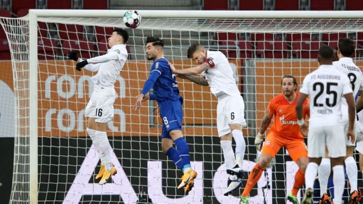 Der entscheidende Moment vor dem Schalker 0:1 - Serdar lenkt den Ball noch minimal mit