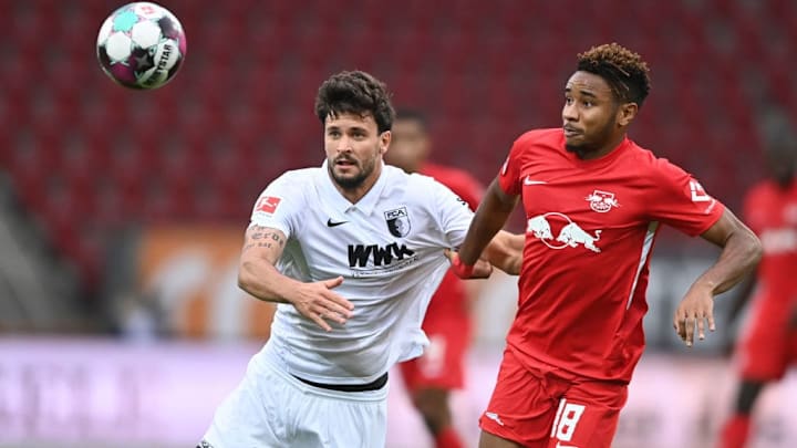 Im Oktober gewann RB Leipzig mit Christopher Nkunku (r.) gegen Augsburg und Tobias Strobl 2:0.