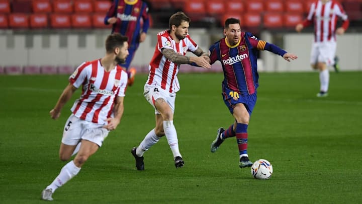 Lionel Messi mendribel bola