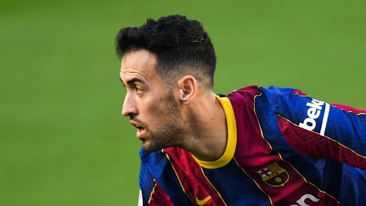 Busquets le gana la partida a Pjanic en la medular