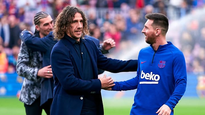 Puyol junto a Messi en un reconocimiento realizado por Barcelona