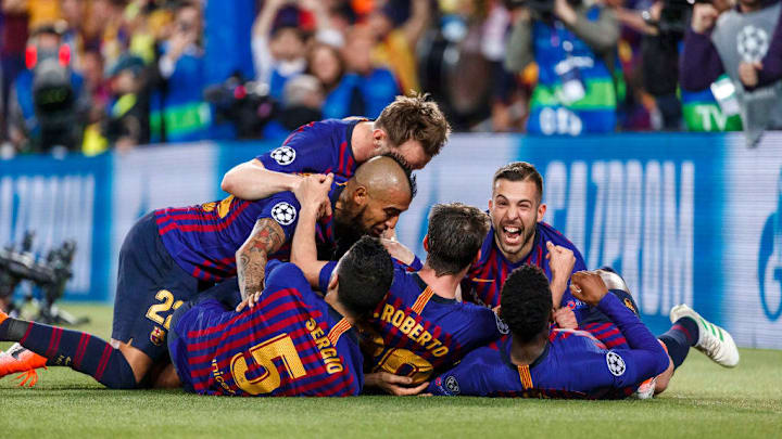 Los jugadores celebran el tercer gol de Messi al Liverpool el año pasado