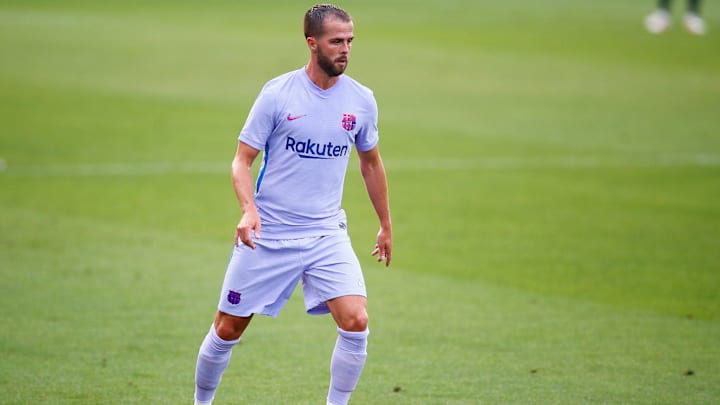 Miralem Pjanic topu kontrol ediyor. Miralem Pjanic topu kontrol ediyor.