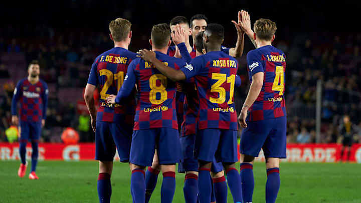 Para pemain Barcelona merayakan gol yang dicetak Lionel Messi