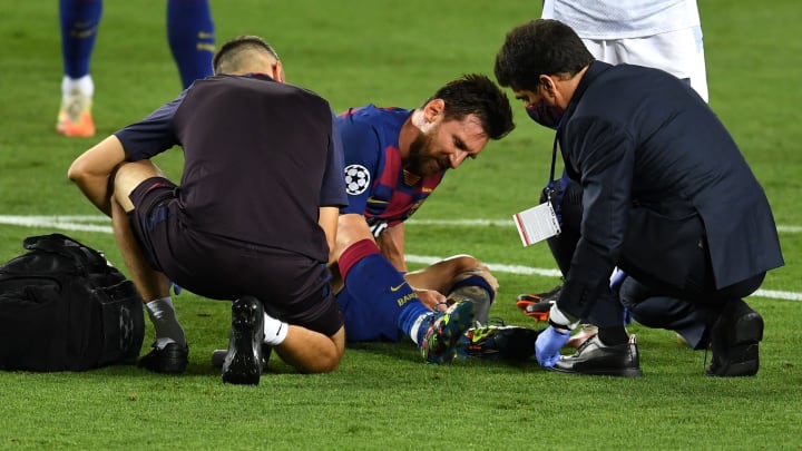 Lionel Messi recevant des soins contre Naples 