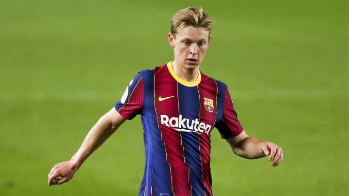 Frenkie de Jong évoluera en défense centrale face au PSG. Frenkie de Jong évoluera en défense centrale face au PSG.