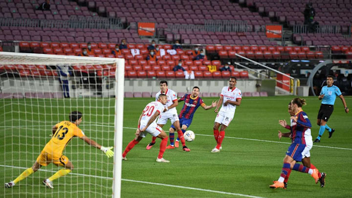 Lionel Messi dispara en el partido contra el Sevilla