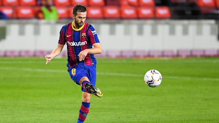 Pjanic juega con el Barcelona