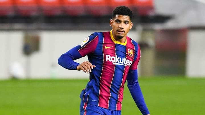 Araujo fue titular en el empate contra el Sevilla 