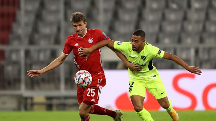 Lodi y Müller pelean por el balón