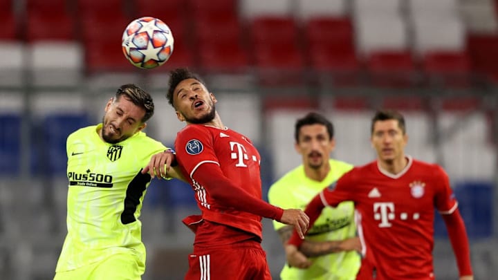 Herrera pelea por un balón