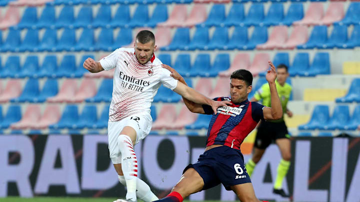 Ante Rebic di pertandingan melawan Crotone, Minggu (27/9).