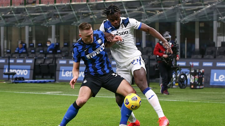 Skriniar lotta con Zapata