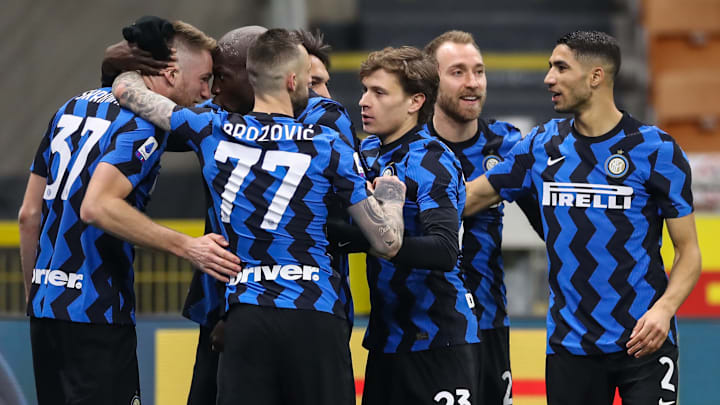 Un abbraccio dell'Inter dopo un gol Un abbraccio dell'Inter dopo un gol