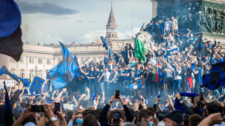 Inter fans celebrate their title win 