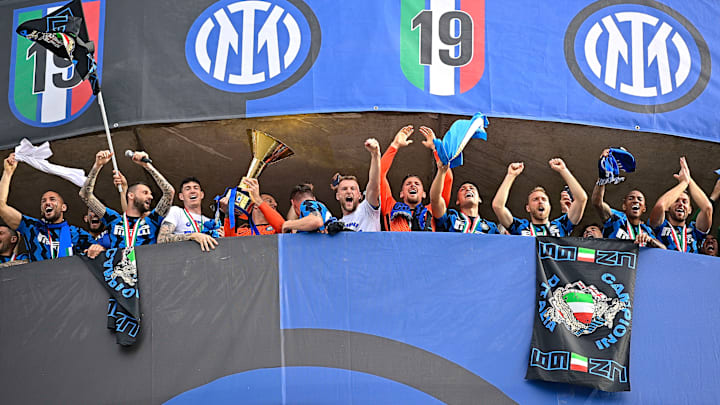 La festa dell'Inter sulla torre di San Siro La festa dell'Inter sulla torre di San Siro
