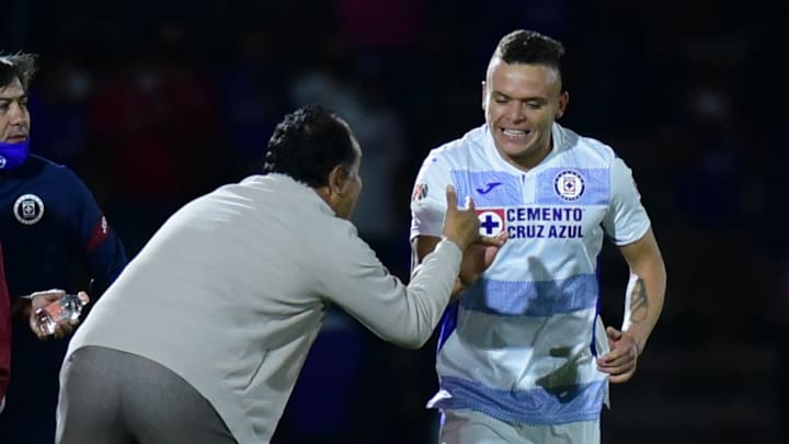 El técnico peruano Juan Reynoso felicita al uruguayo Jonathan Rodríguez tras su gol. El técnico peruano Juan Reynoso felicita al uruguayo Jonathan Rodríguez tras su gol.