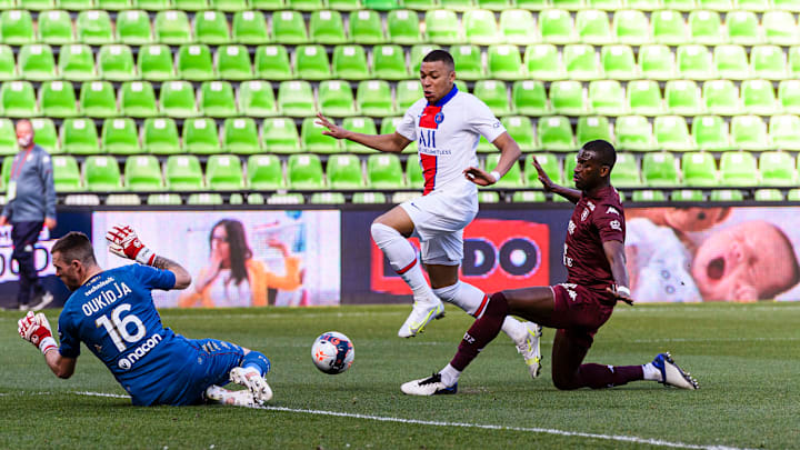Atacante marcou dois gols, mas deixou gramado com dores Atacante marcou dois gols, mas deixou gramado com dores