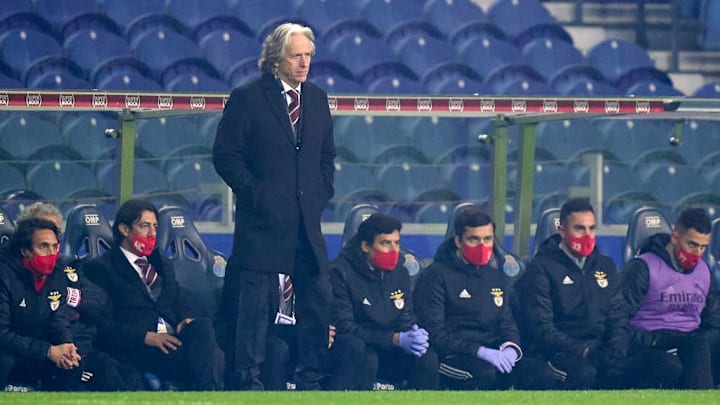 O Benfica detectou 17 casos de Covid-19 entre jogadores, membros da comissão técnica e funcionários. 