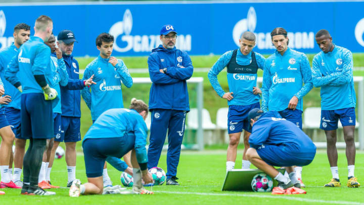 Taktikbesprechung im Schalker Trainingslager - Wagner mittendrin