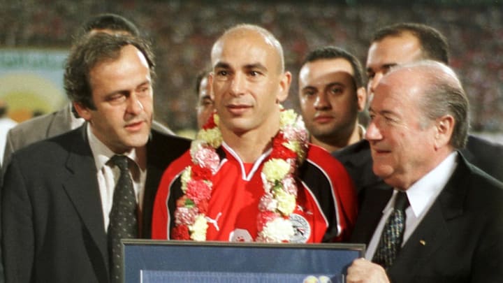 Hossam Hassan fête ses 157 sélections avec l'Egypte aux côtés de Platini et Blatter