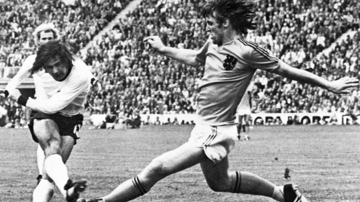 Gerd Müller déclenche une frappe contre les Pays-Bas lors du Mondial 1974. 